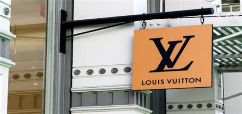 ما معنى louis vuitton|تاريخ علامة لوي فيتون التجارية .